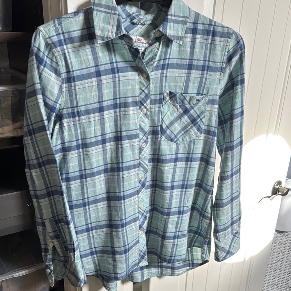 Vineyard vines relaxed fit size 2 Blue and Green Plaid Shirt. IEUC